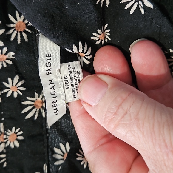 American Eagle cropped shirt button down size large with daisys - Picture 6 of 7